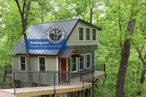 Secluded Treehouse in the Woods - Tree Hugger Hideaway